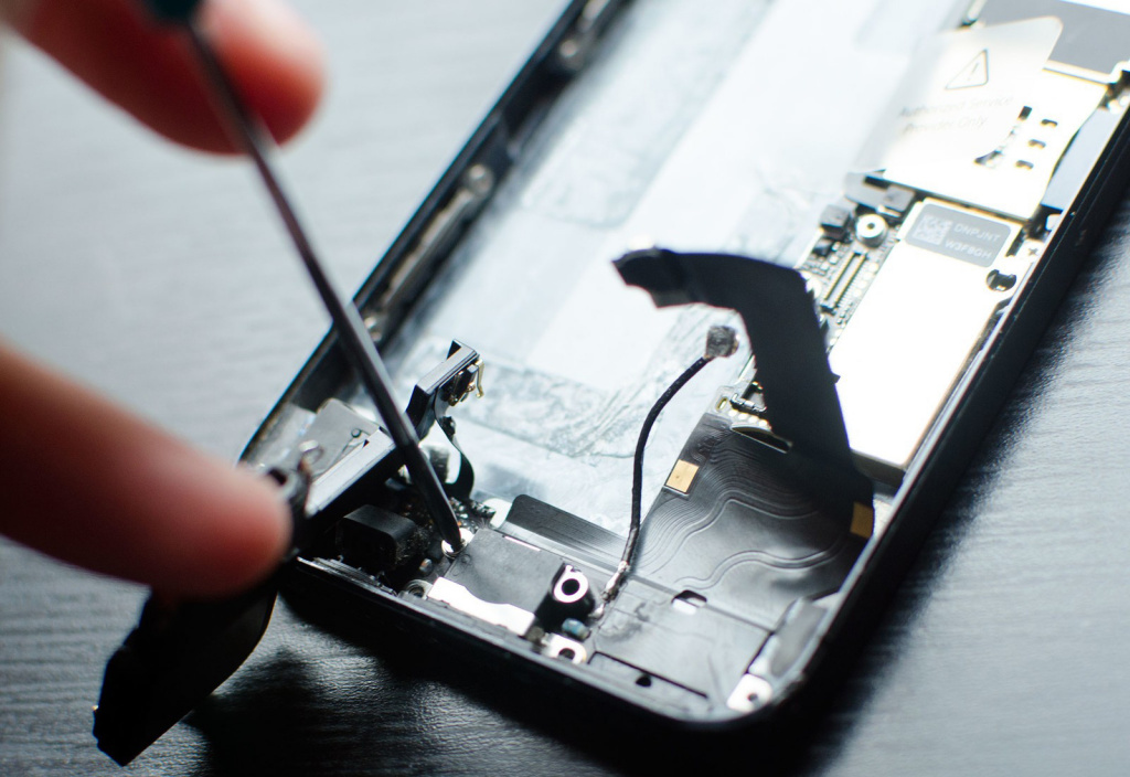 Ремонт и замена разъема зарядки и наушников iPhone